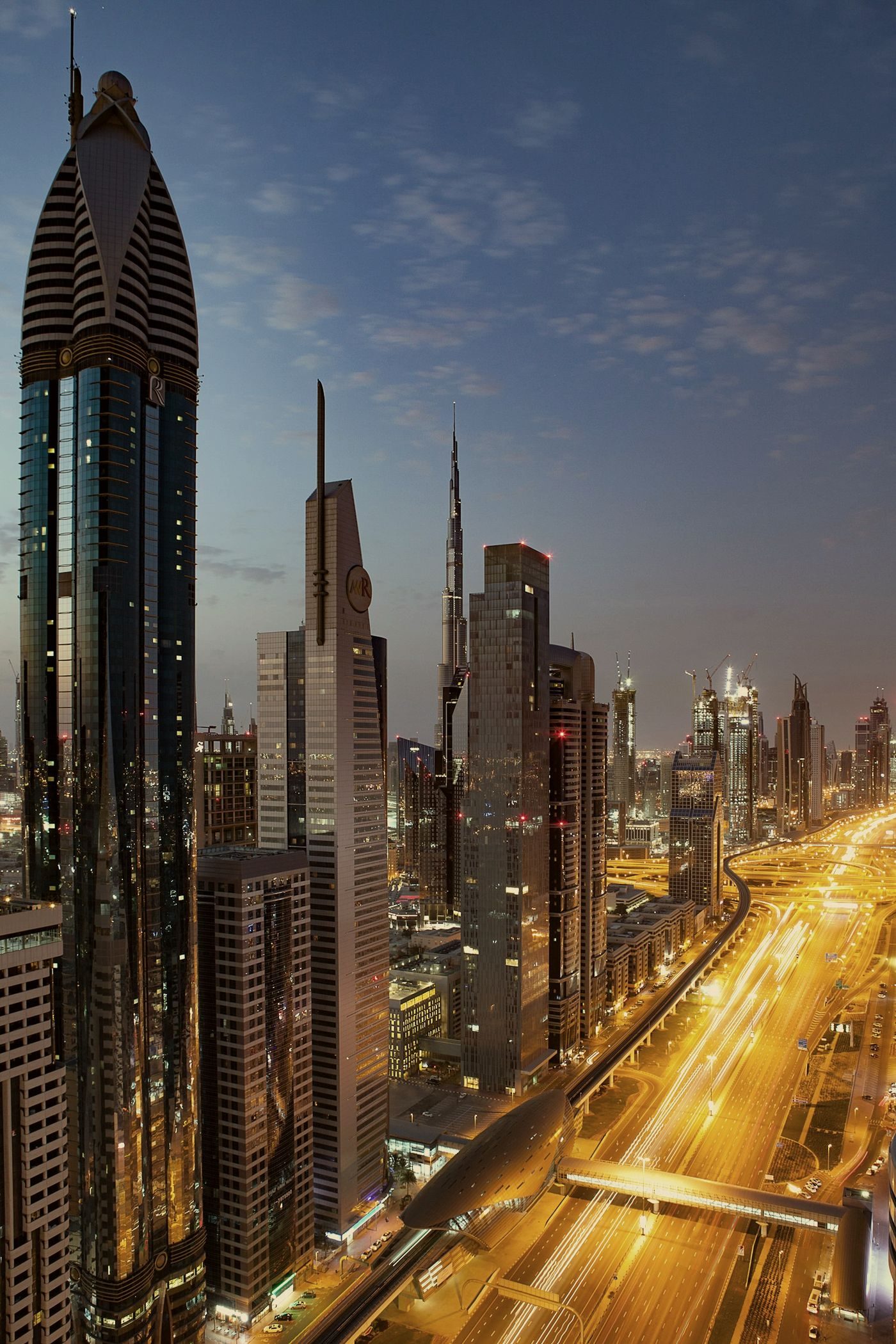 Avenida Sheikh Zayed ao entardecer, distrito financeiro de Dubai